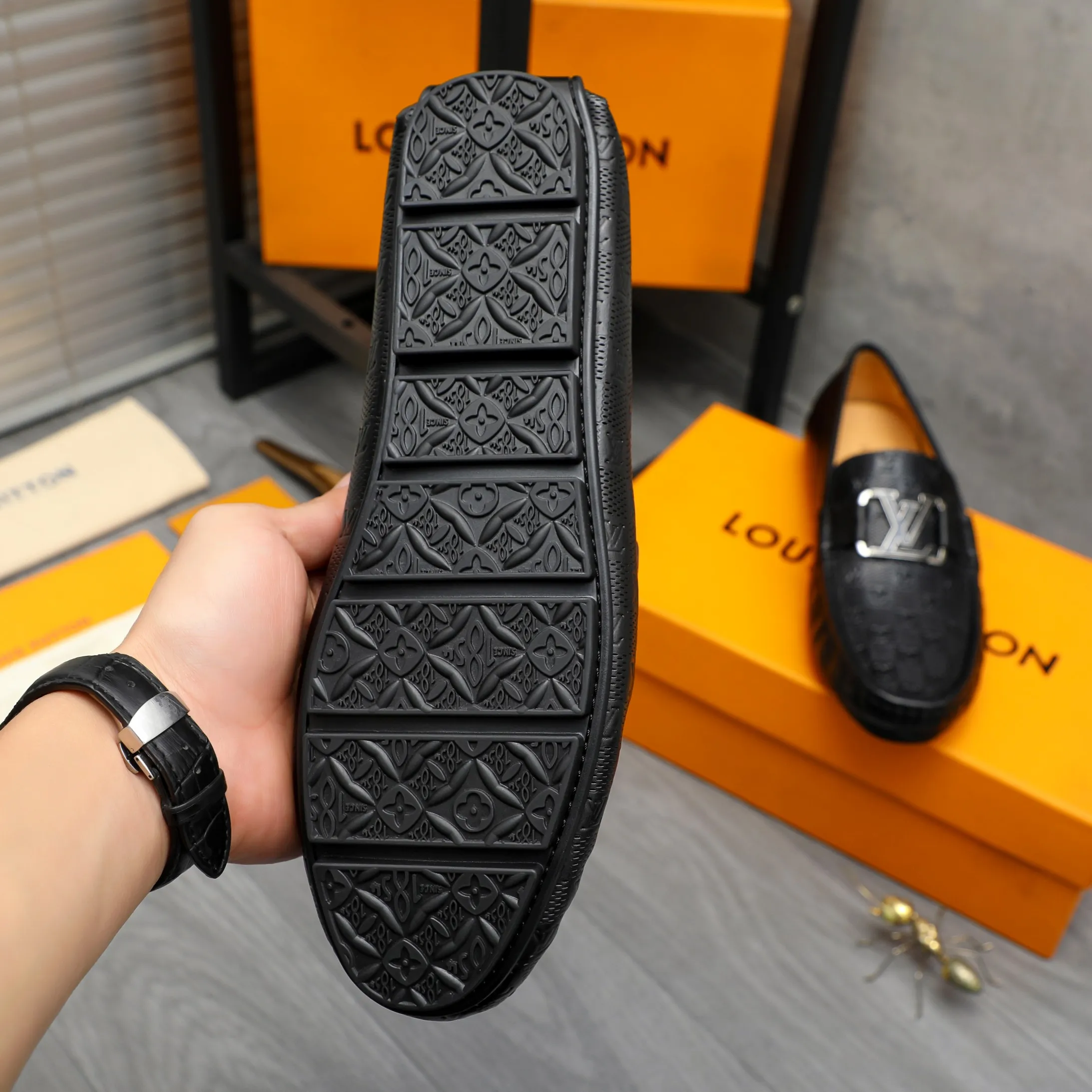 Men's shoes 💰p380 Product trademark: LV "Louis Vuitton" casual slip-on men's shoes Regular size: 38-45 Product material: Selected classic embossed cowhide upper, pigskin lining, rubber outsole